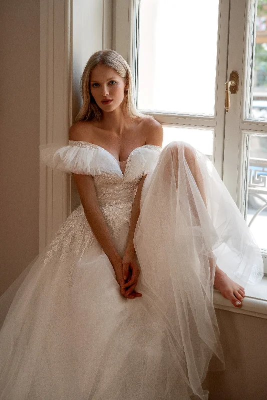 Get It Before It’s Gone!Off-Shoulder A-Line Tulle Wedding Dress