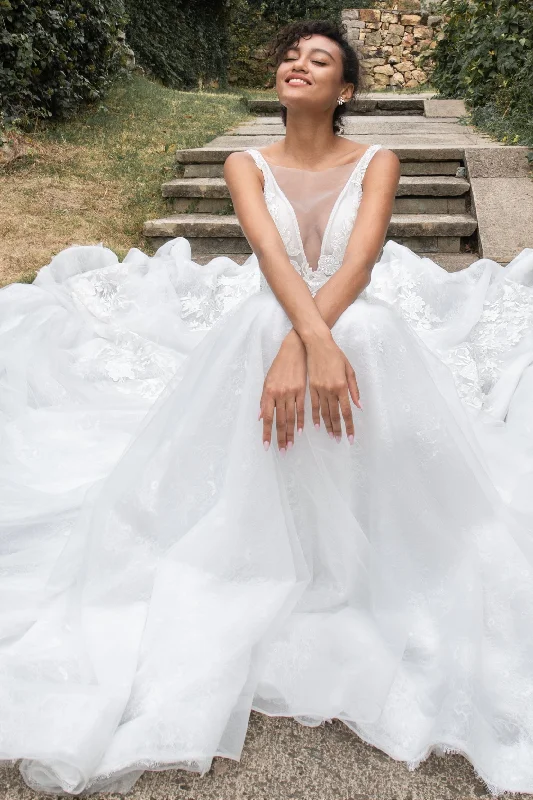Grab Yours Before It’s Too Late!Princess Chapel Train Tulle Wedding Dress CW2386