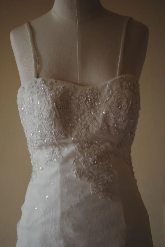 Hurry! While Supplies Last!David's Bridal David's Bridal Beaded Strapless Size 0