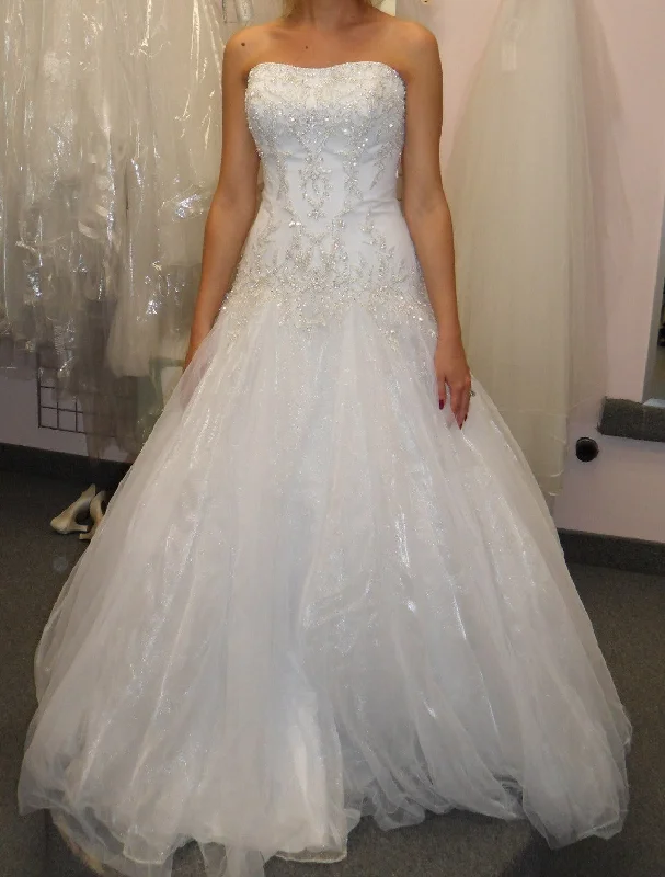 Hot Deals You Can’t Resist!David's Bridal Signature Wedding Gown & Tiara